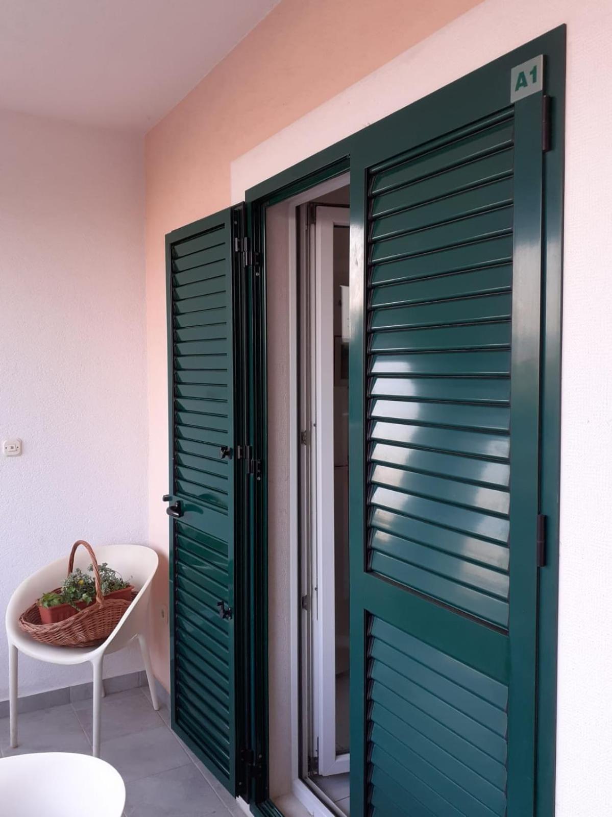 Apartments Borovina Bol Bilik gambar