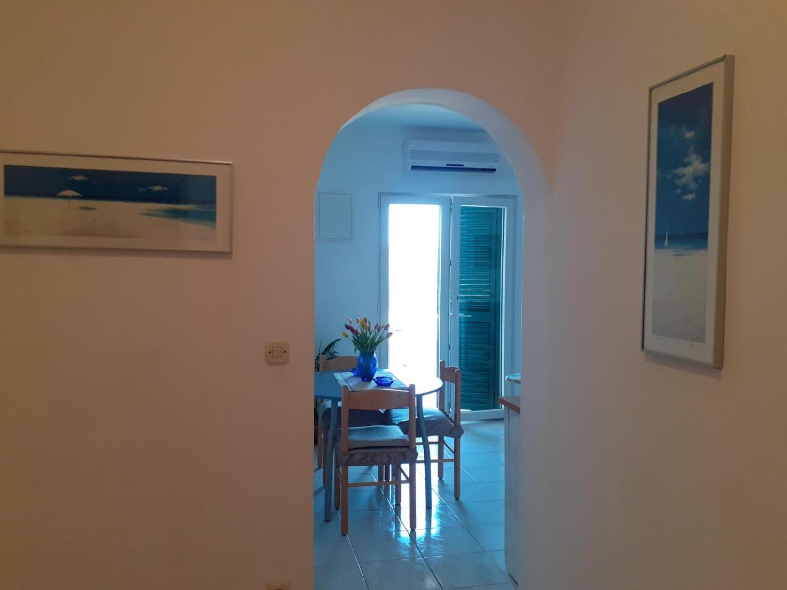 Apartments Borovina Bol Bilik gambar